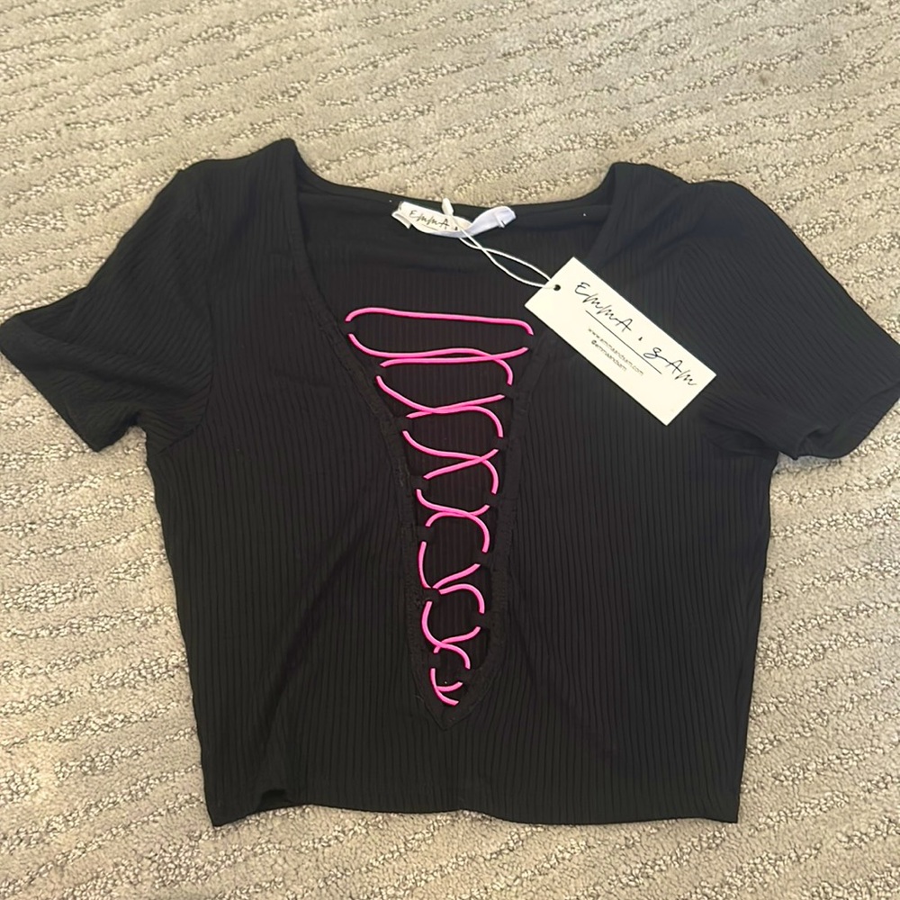 Black and hot pink cropped tee shirt from LF!! Brand is emma and sam. Size XS